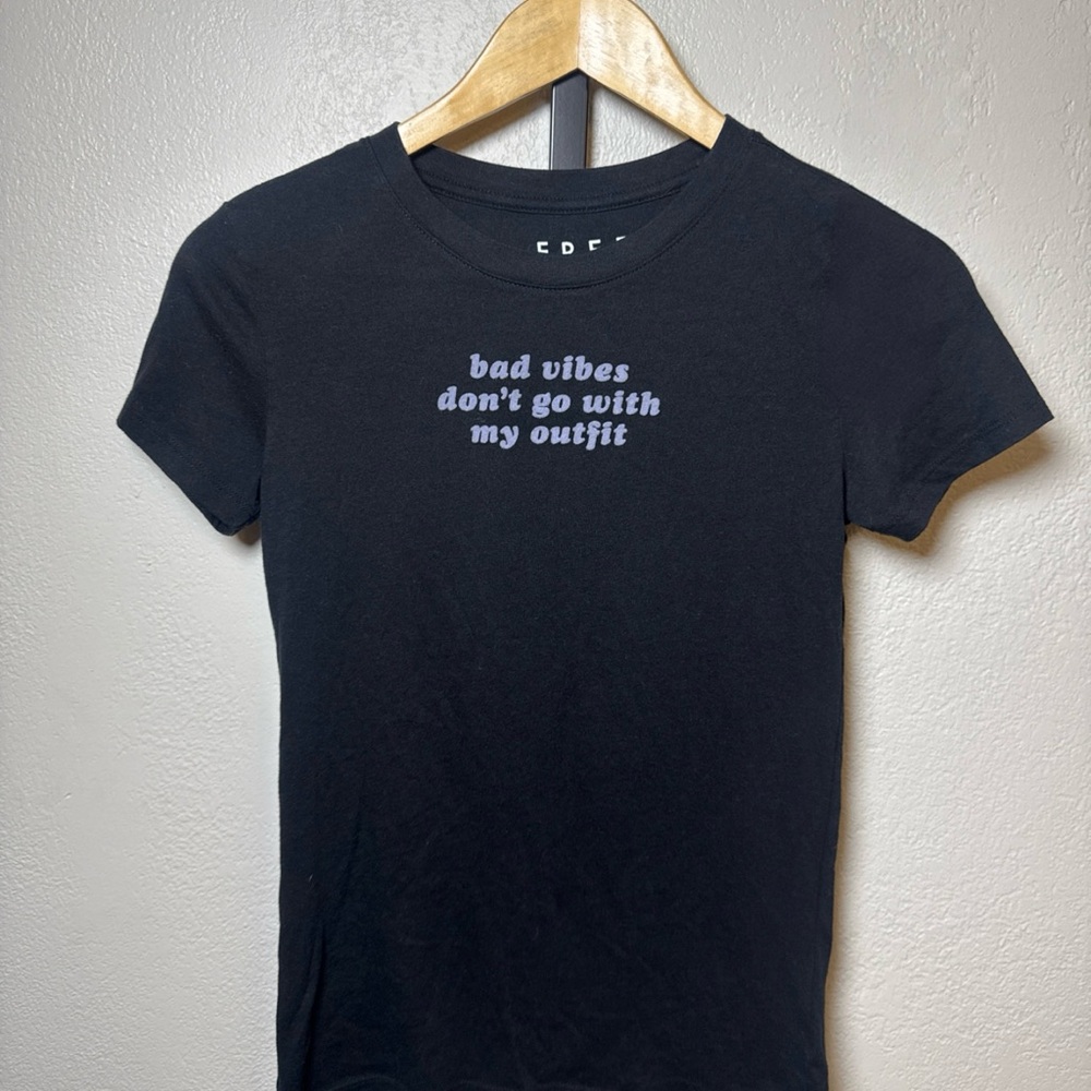 Black “Bad Vibes Don’t Go With My Outfit” tee